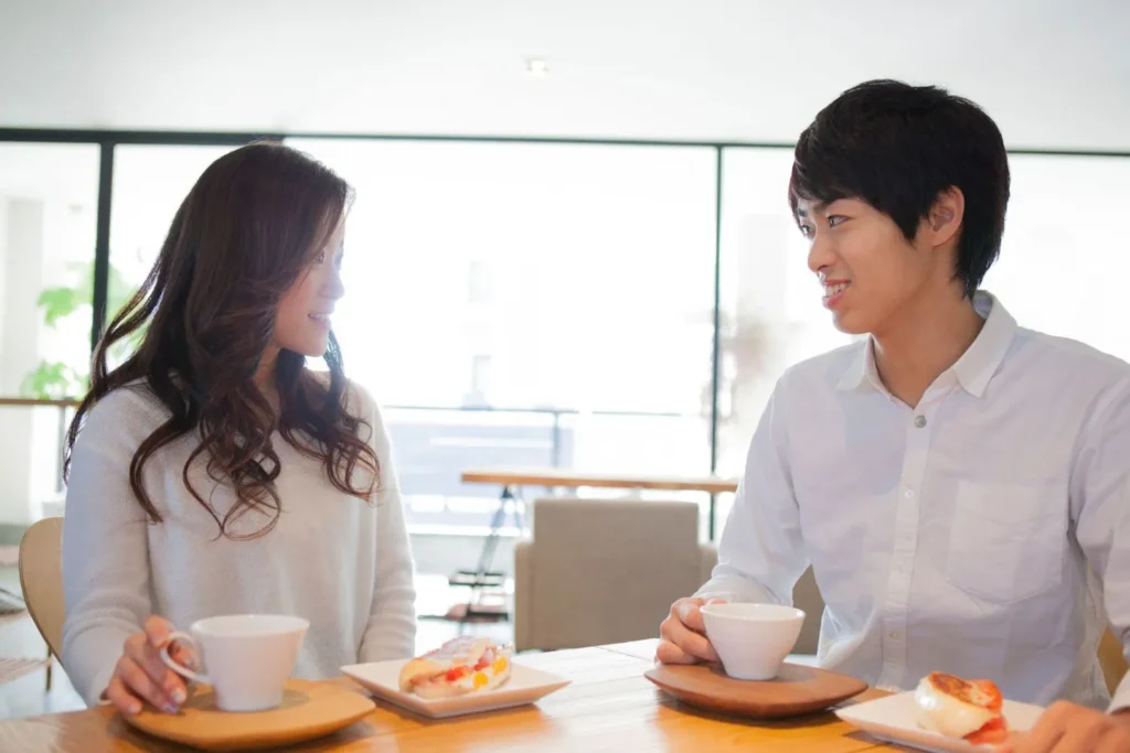 仮交際中に神戸のカフェで会話する30代男女