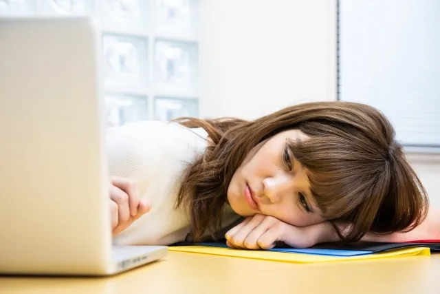 神戸の婚活で疲れて落ち込む30代女性