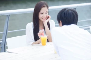 見つめ合うカップルの画像。デートが進展しない理由を解説