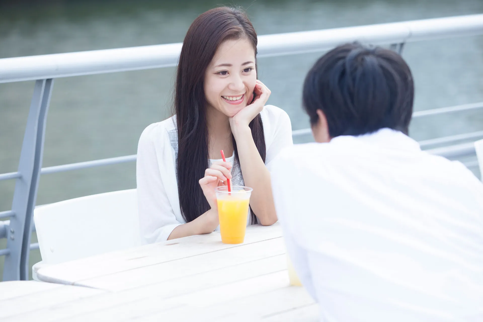神戸の結婚相談所での婚活で関係が深まり笑顔になる30代のカップル