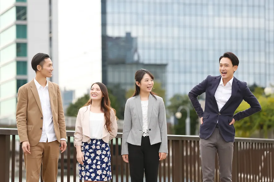 4人の男女の写真。結婚相談所ＪＵＮブライダル・ラボの対応エリアの説明記事。