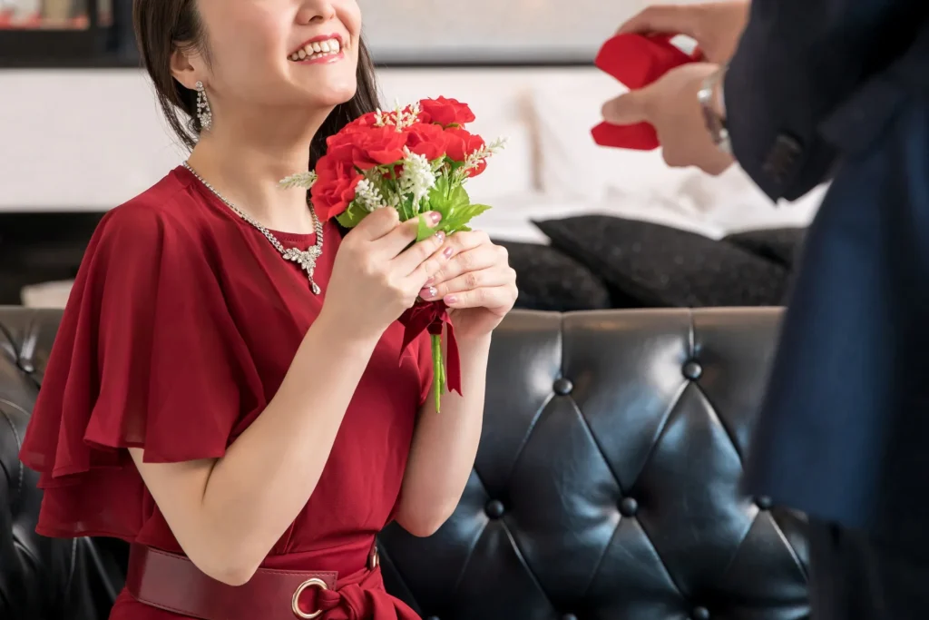 西宮の結婚相談所で婚活し、プロポーズを受け喜ぶ30代の女性